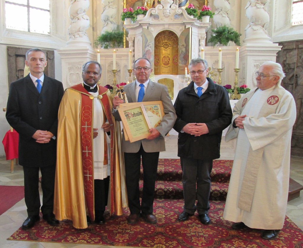 Beim Hauptfest 2014 Ernennung Fritz Leipold zum Ehrenpräfekten, Präses Pater Xavier überreichte ihm eine Urkunde mit päpstlichem Segen und eine Muttergottesstatue
